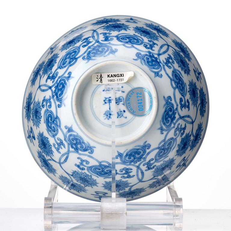 A blue and white lotus bowl, Qing dynasty, Kangxi (1662-1722).