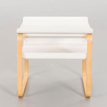 A ALVAR AALTO MODEL 915 SIDE TABLE.