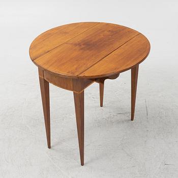 Drop-leaf table, circa 1800.
