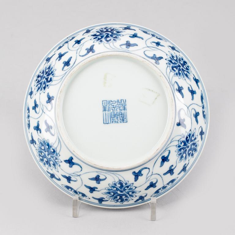 SKÅLFAT, porslin. Sen Qing dynasti, omkring 1900, med sigillmärke.