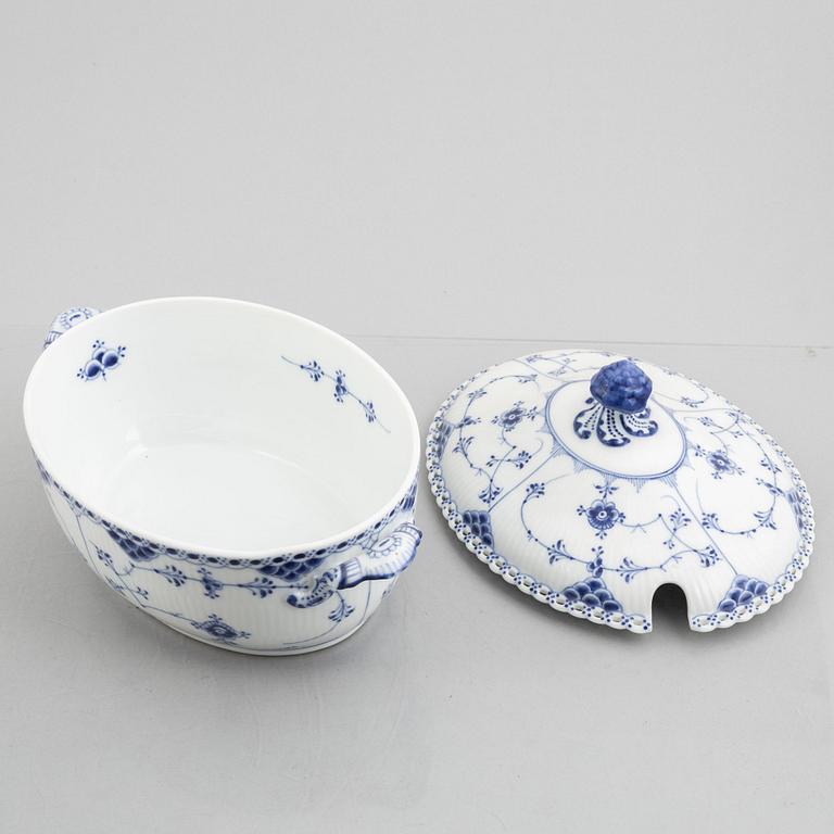 A Royal Copenhagen Musselmalet/blue fluted blod tureen with cover and stand, (1889-1922). Model 1109.