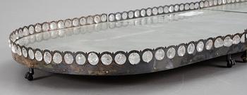 BORDSPLATEAU, 3 delar. Sengustaviansk stil. Tidigt 1900-tal.