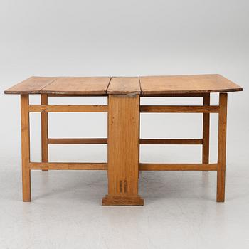 A gate leg table, 19th century.