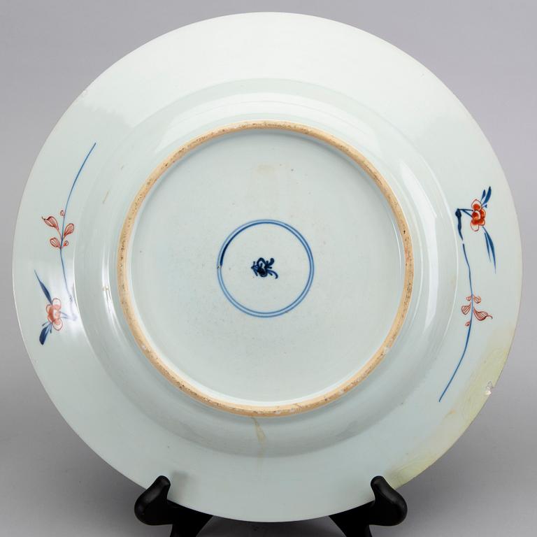 Fat samt tallrikar 2 st Kina Qianlong (1736-95) porslin.