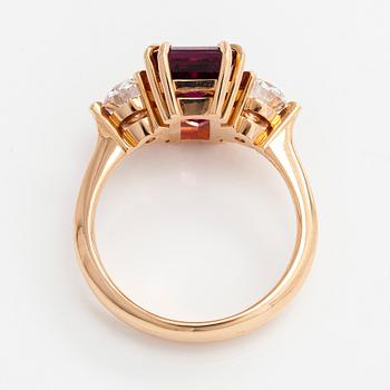 Ring, 18K guld med turmalin och briljantslipade diamanter.