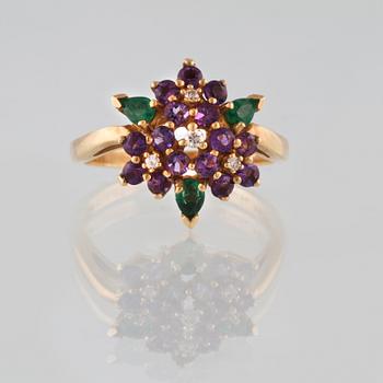 RING, 18K guld med fasettslipade ametister, 3 smaragder samt 4 briljantslipade diamanter, utländska stämplar. Vikt 6,0 g.