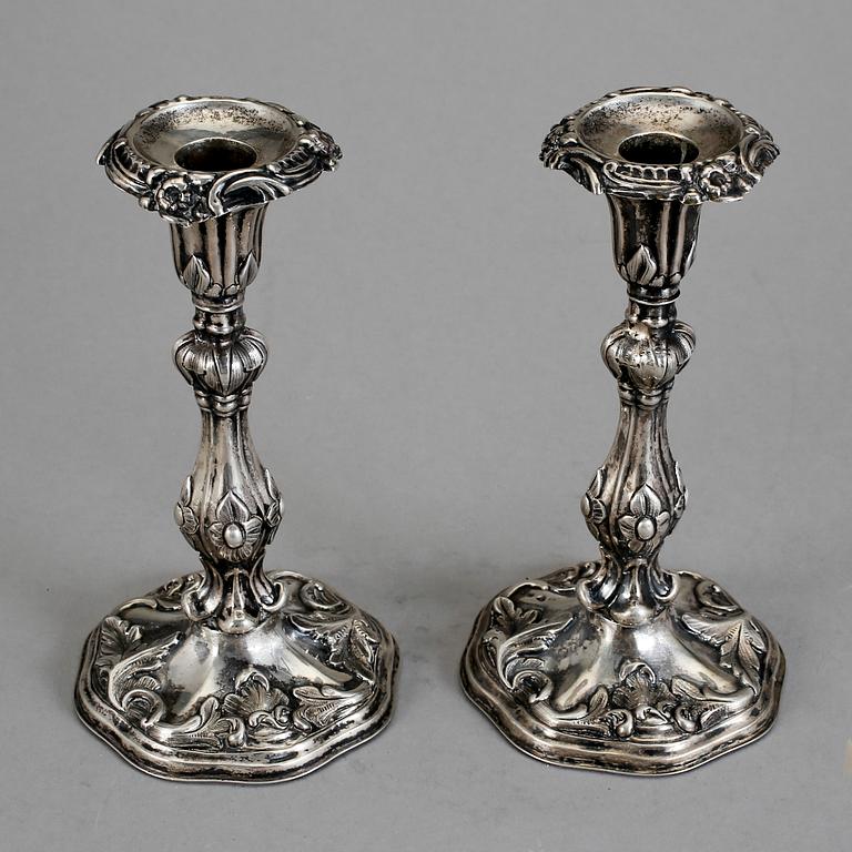LJUSSTAKAR, ett par, silver, nyrokoko, Anders Lundqvist, Stockholm 1855.