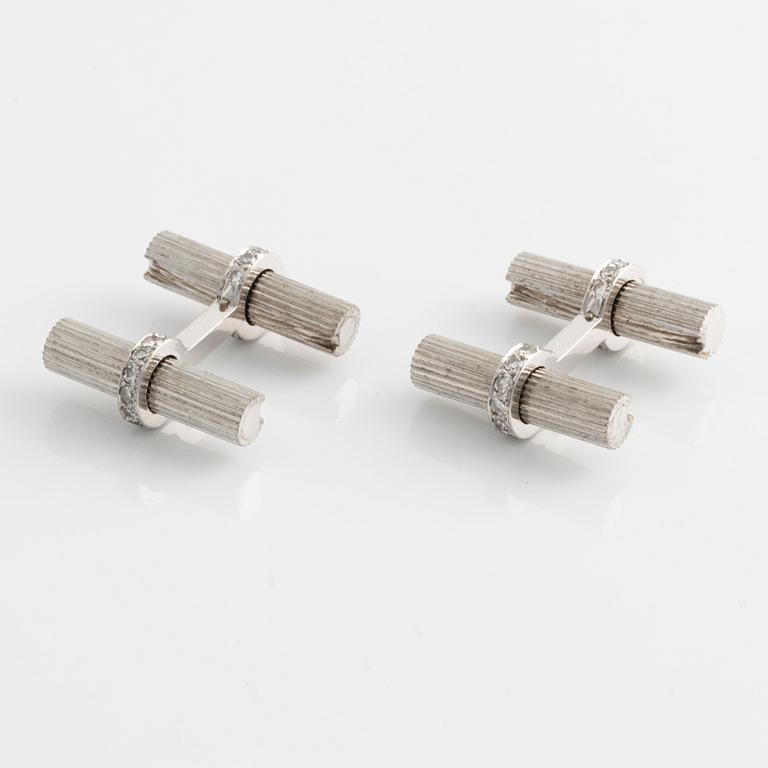 A pair of cufflinks in 18K white gold with eight-cut diamonds.