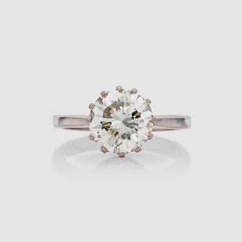 952. A 3.08 cts brilliant-cut diamond solitaire ring. Quality circa J-K/SI2.