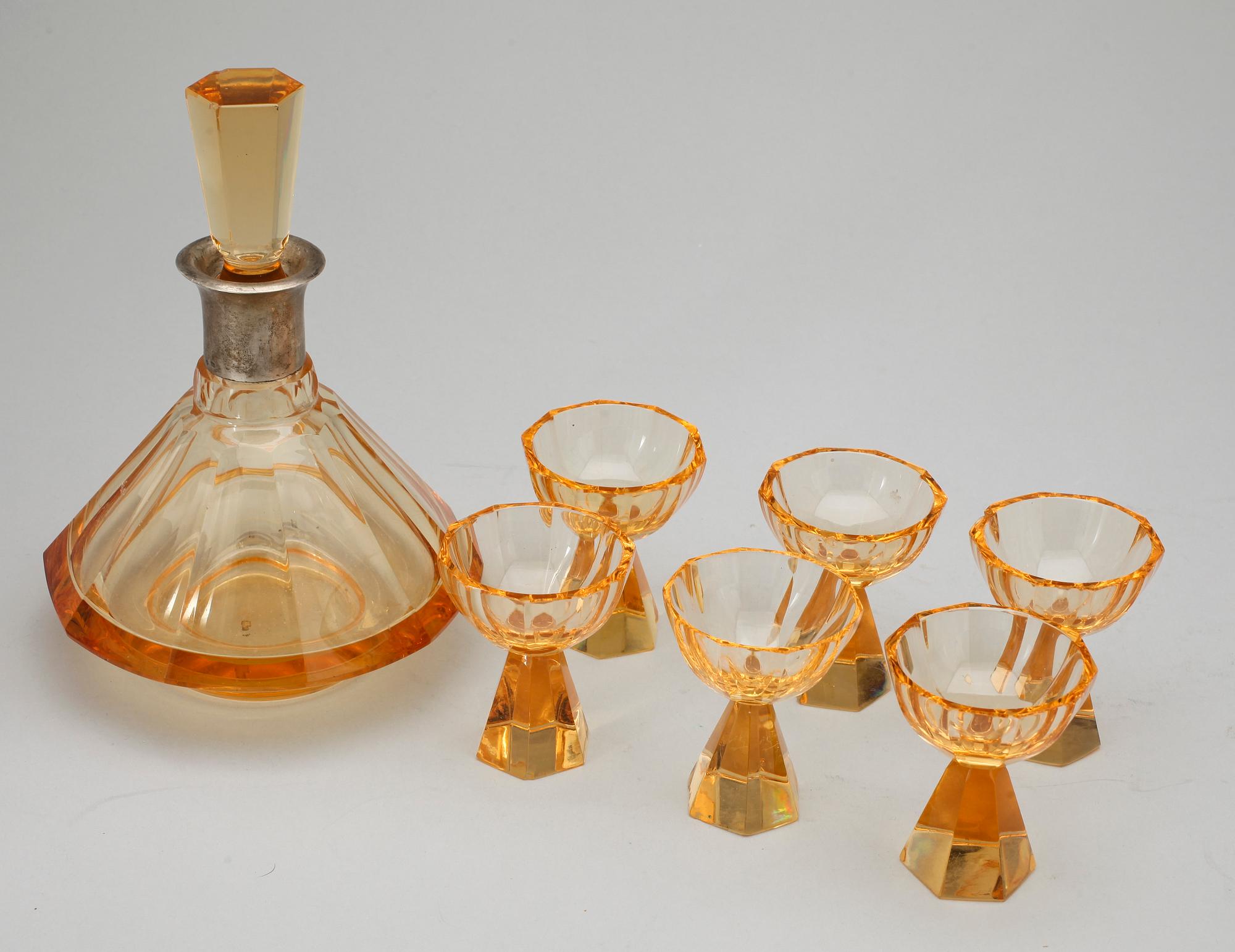 FLASKA samt GLAS, 1 + 6 glas och silver, art deco, Lettland, 1900-talets första hälft.