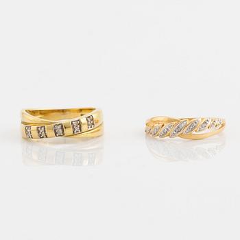 Två ringar, 18K guld med små diamanter.