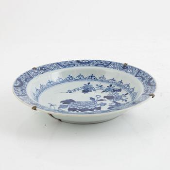 A serving dish, a hot water dish and two small dishes, 18th-19th century.