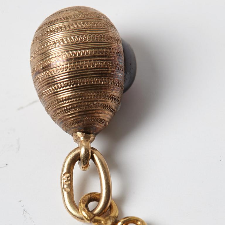 FABERGÉ, HALSKEDJA MED 9 MINIATYRPÅSKÄGG, guld, emalj MM, OLIKA VERKMÄSTARE S:T PETERSBURG 1899-1908.