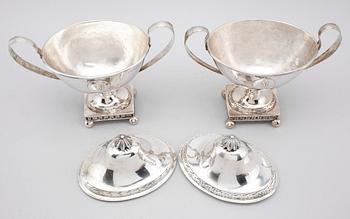 SOCKERSKÅLAR, 2 st, sengustavianska, Nils Tornberg, Linköping 1816 samt Carl Magnus Barkander, 1822. Vikt ca 1045 gram.