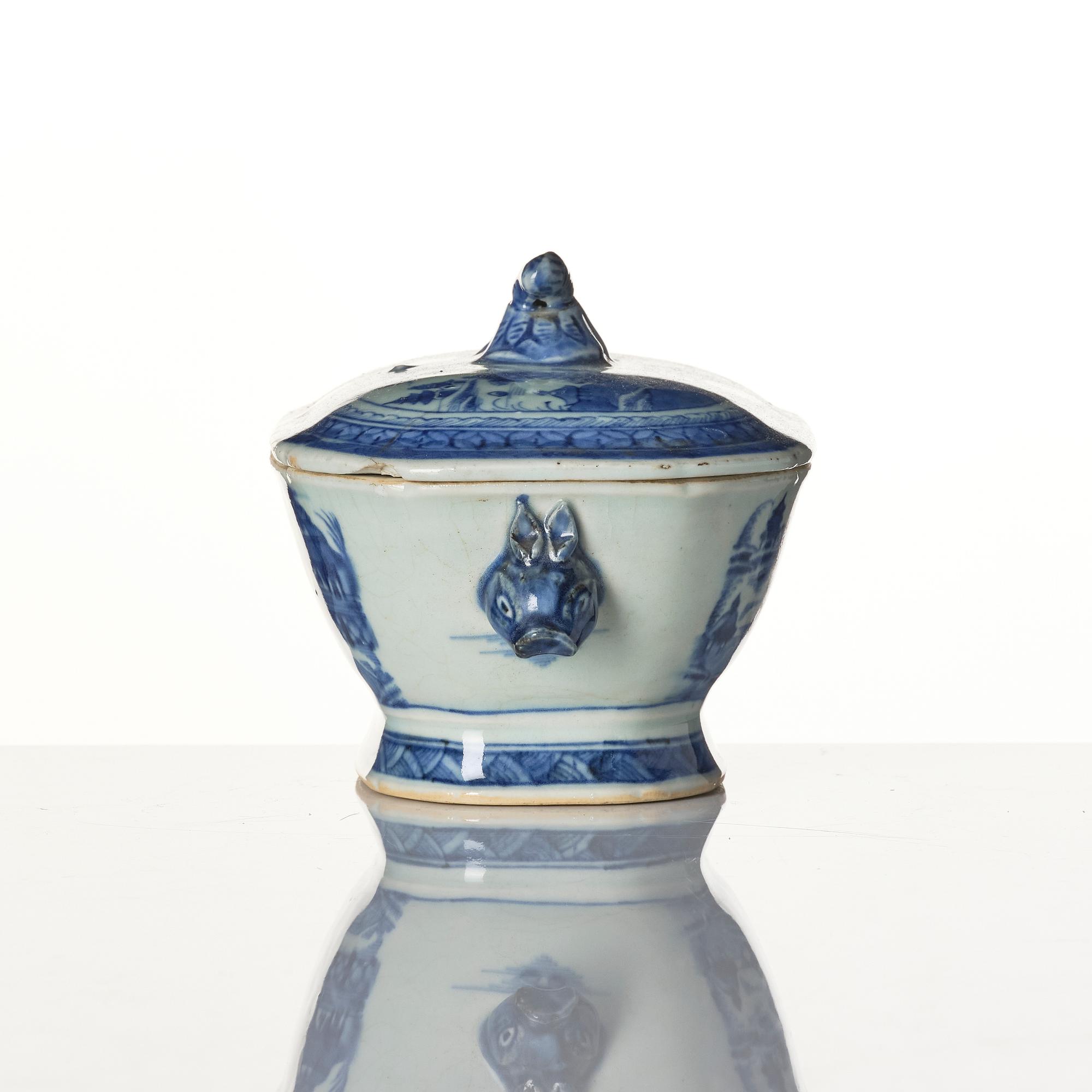 A Chinese blue and white porcelain service, 16 pieces, Qing dynasty, Qianlong (1736-95).