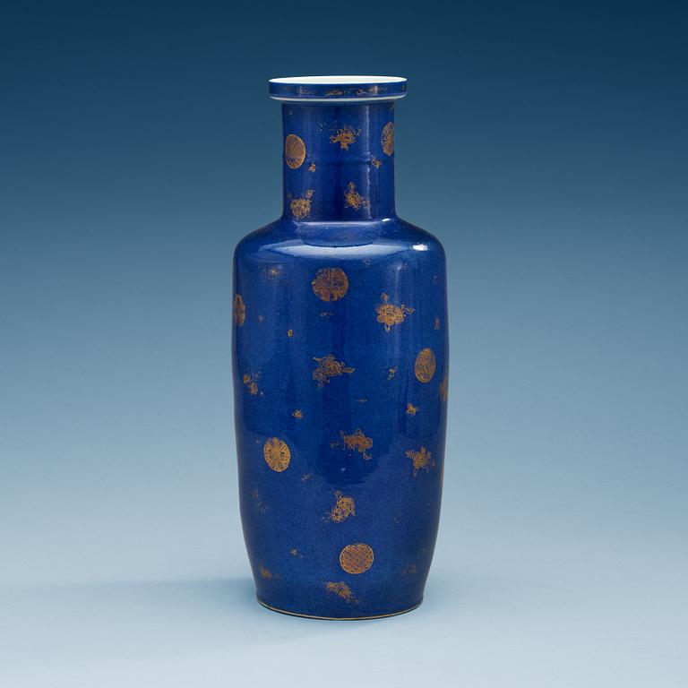 A powder blue vase, Qing dynasty, 19th Century.