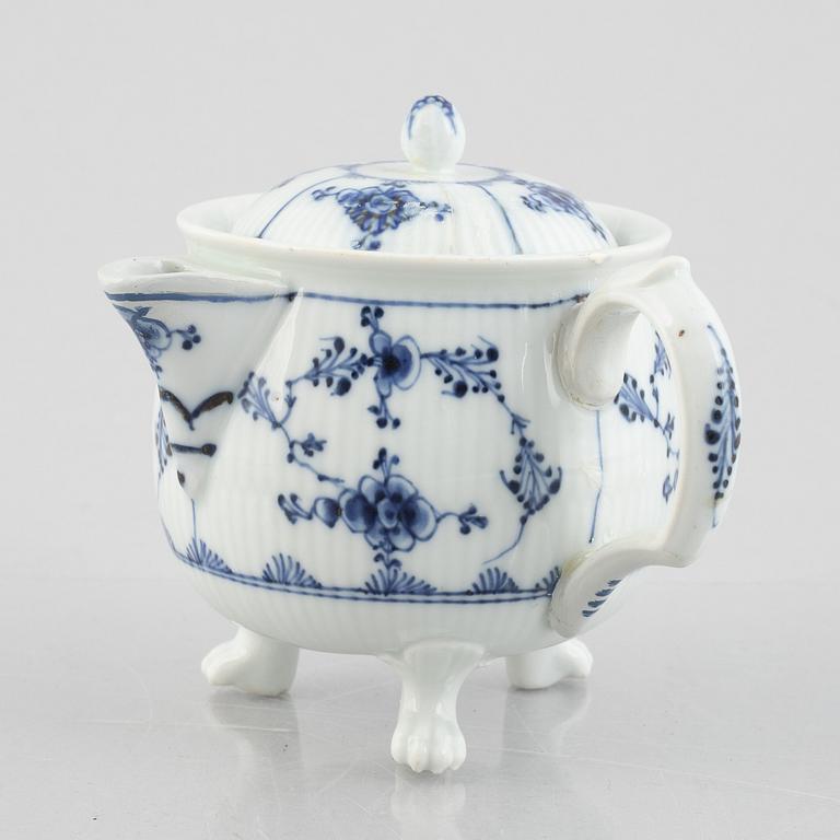 A 'Blue Fluted Plain' / 'Musselmalet' tripod creamer with cover, Royal Copenhagen, late 18th century.