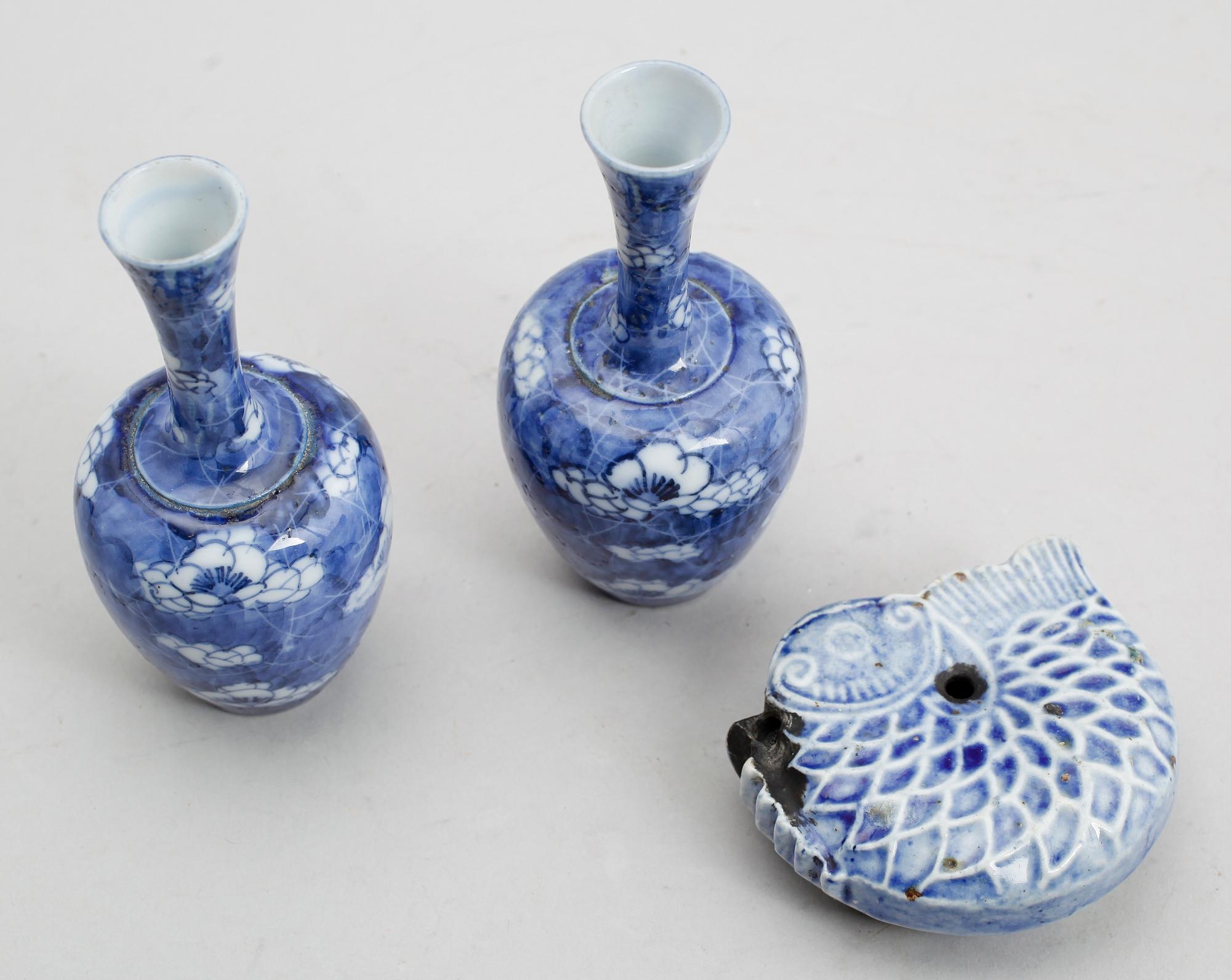 PENSELBAD SAMT MINIATYRVASER, 1 par, porslin, Kina, sannolikt 1900-tal.