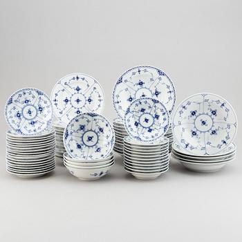 Matservis, 62 delar, porslin, "Musselmalet", Royal Copenhagen.