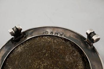 A 20th century silver box and bowl from England and Sweden, total weight 430 g.