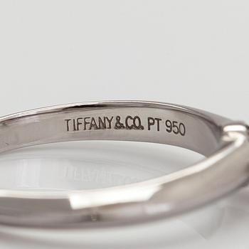 Tiffany & Co, sormus, platinaa, briljanttihiottu timantti noin 0.45 ct kaiverruksen mukaan.