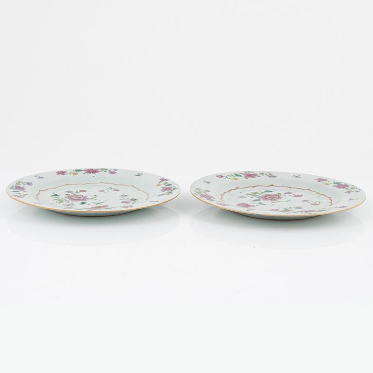 A famille rose punch bowl and two plates, Qing dynasty, Qianlong (1736-95).