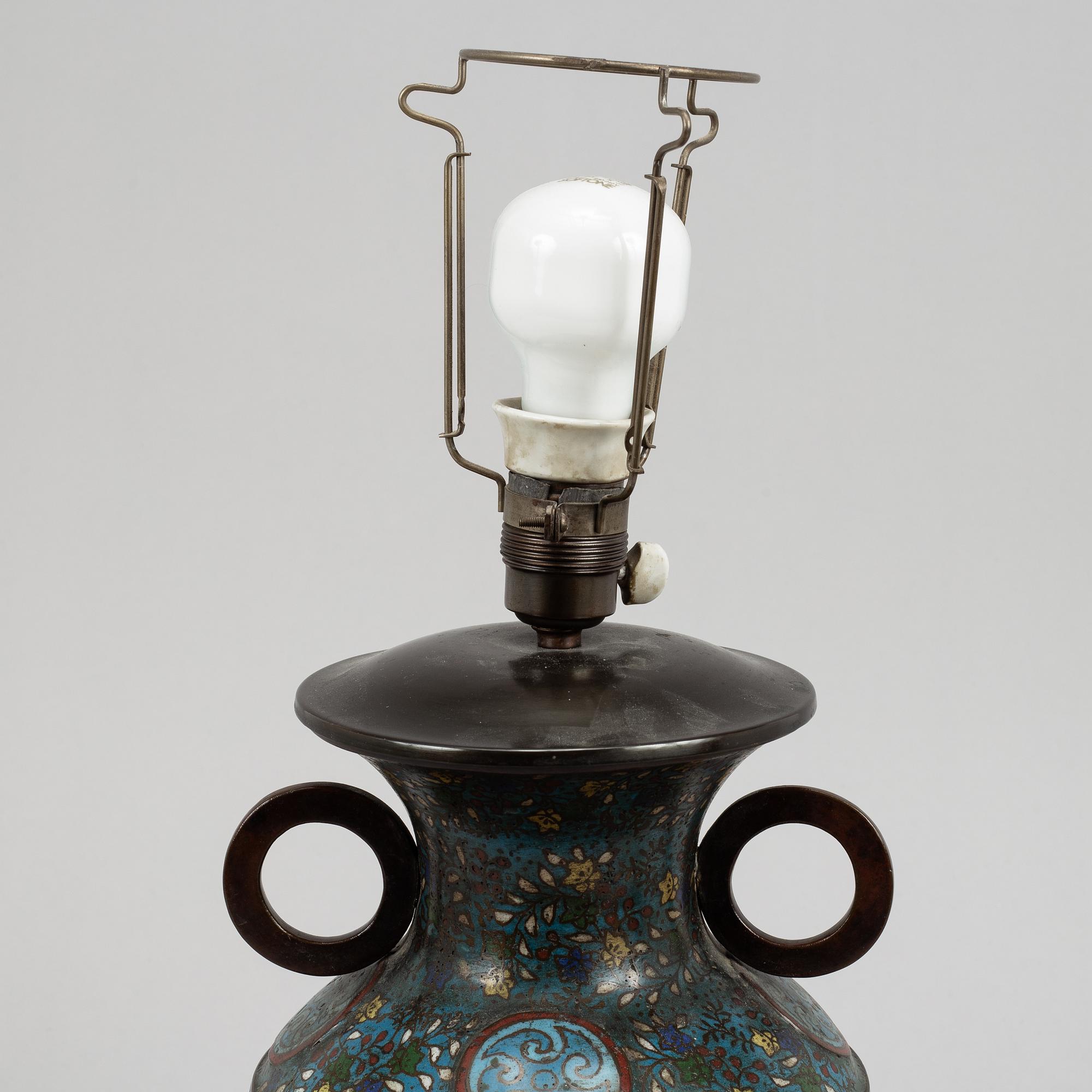 Urna, brons och cloisonne. Kina, omkring 1900.