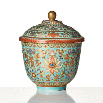 Kopp med lock, porslin. Qing dynastin, med Jiaqings märke och period (1796-1820).