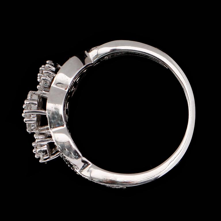RING, 10 k vitguld, briljantslipade diamanter tot 0.50 ct.