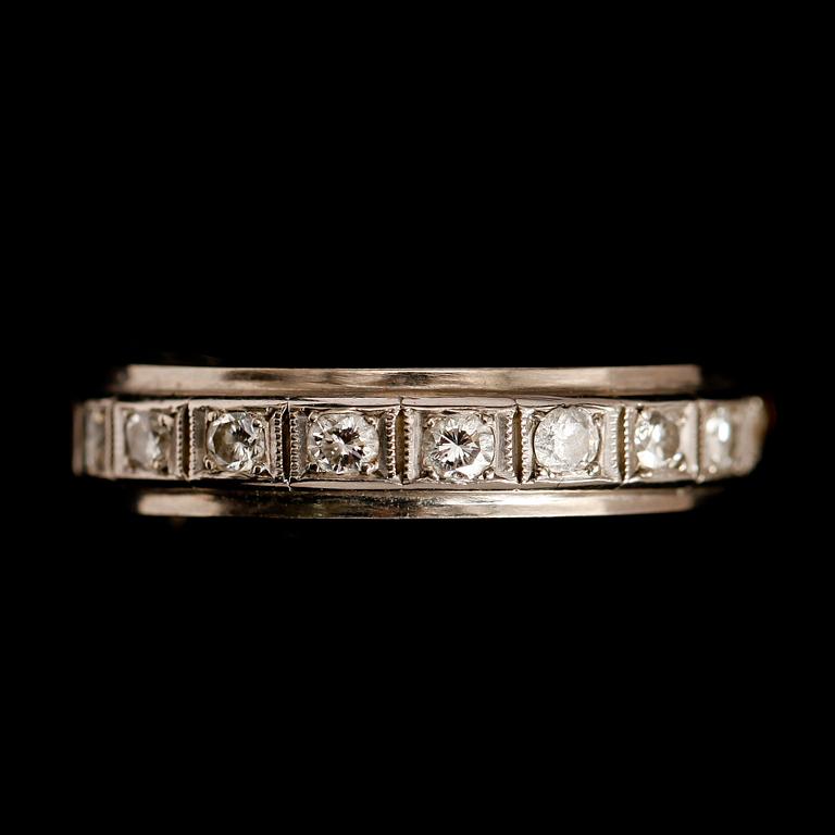 RING, 18 k vitguld, 9 briljantslipade diamanter totalt 0.38 ct. Total vikt ca 5 g.