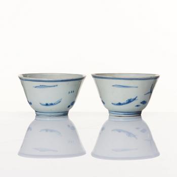 Koppar, två stycken, porslin. Ming dynastin, Transition/Chongzhen (1628-44).