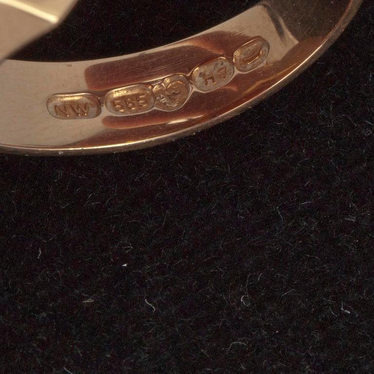 KLACKRING, guld 14K med karneol, N. Westerback, Helsingfors 1961. Vikt 5,9 g.