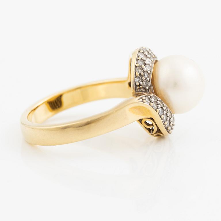 Ring 18K gold with a cultured pearl and round brilliant-cut diamonds.