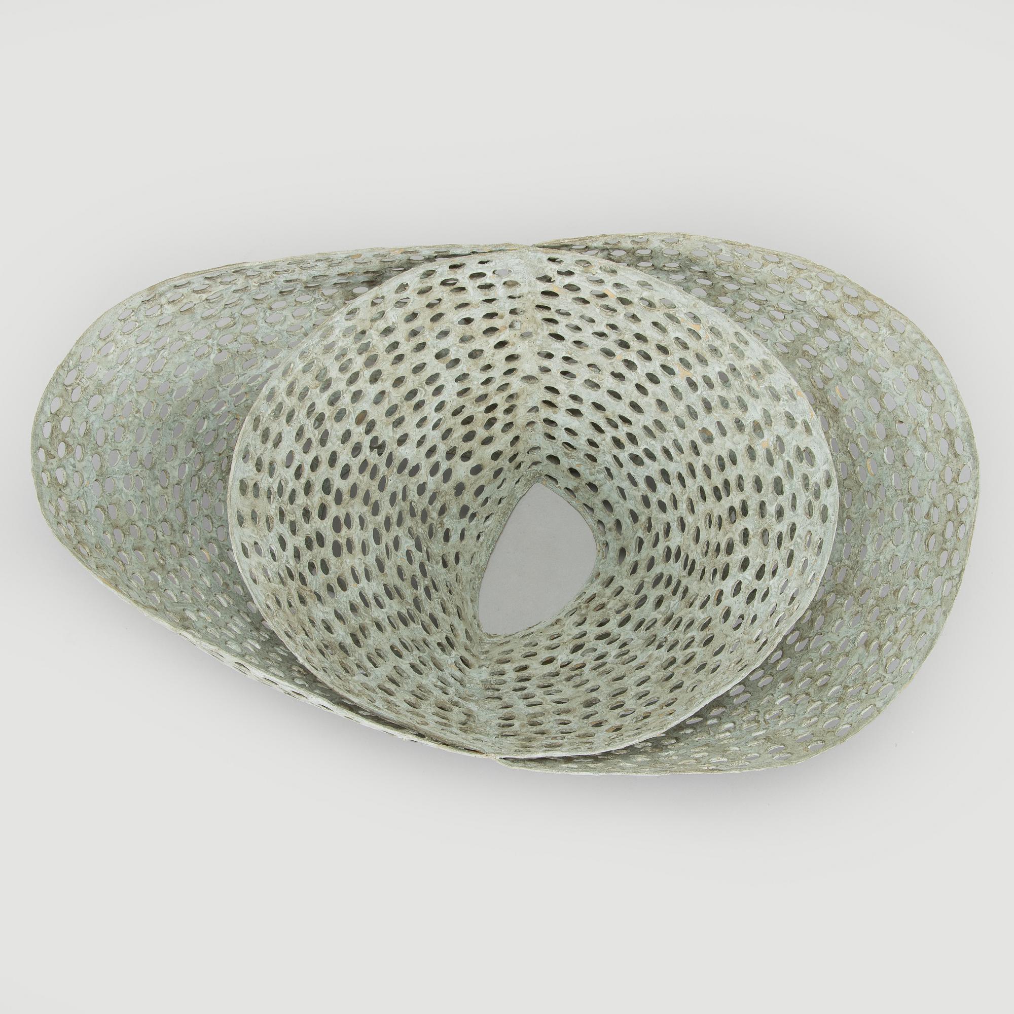 Kristina Riska, veistos, "Basket sculpture" keramiikkaa, signeerattu KR.