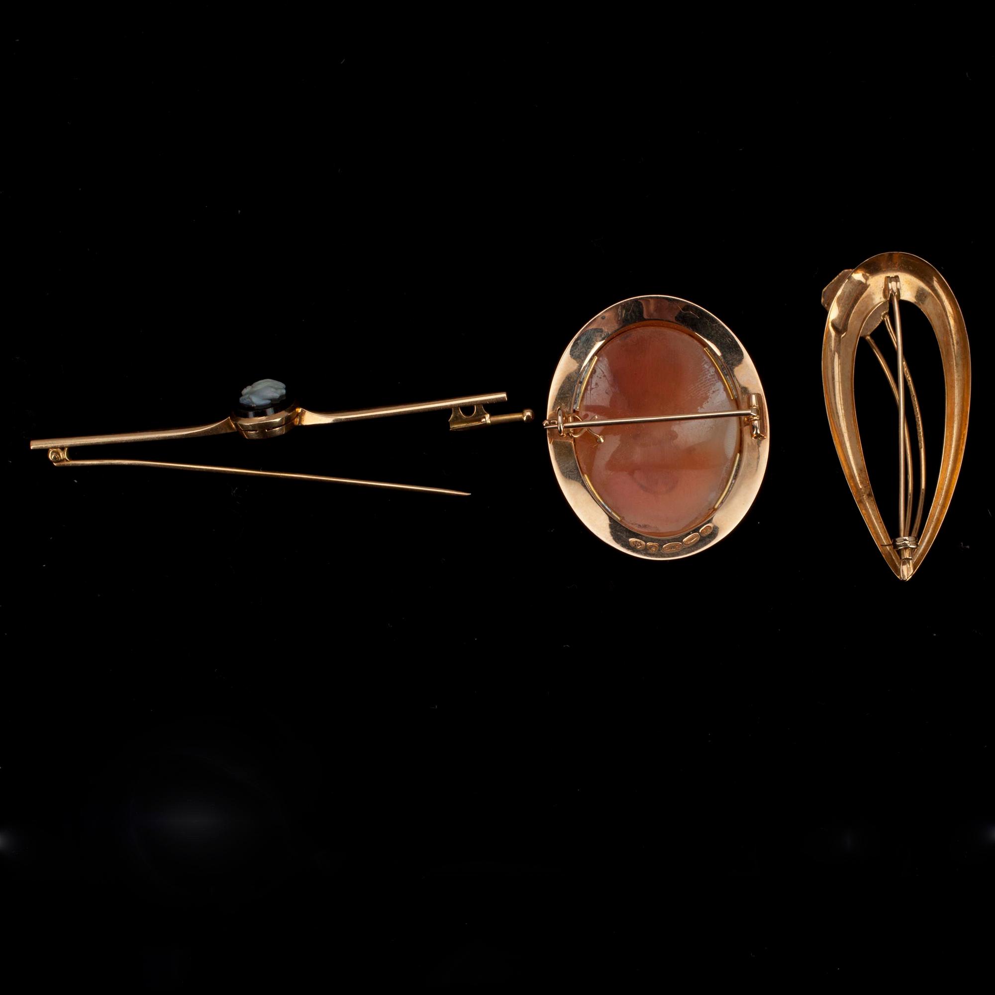 BROSCHER, 3 ST, guld 14k och 18k.