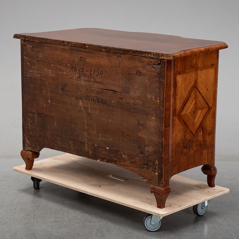 A first half of the 18th Century late Baroque chest of drawers.