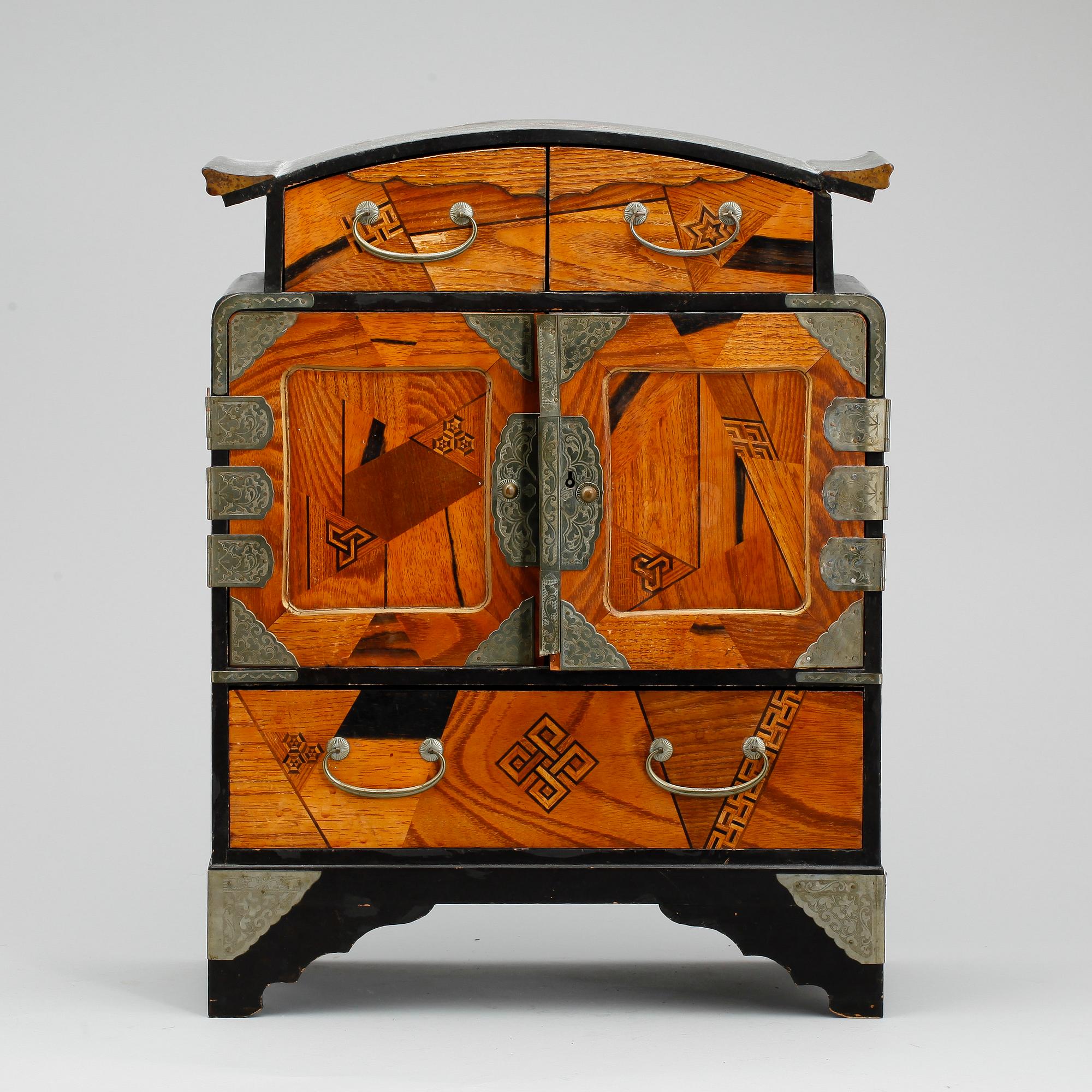 SMYCKESKRIN/MINIATYRSKÅP, Kina, omkring 1900.