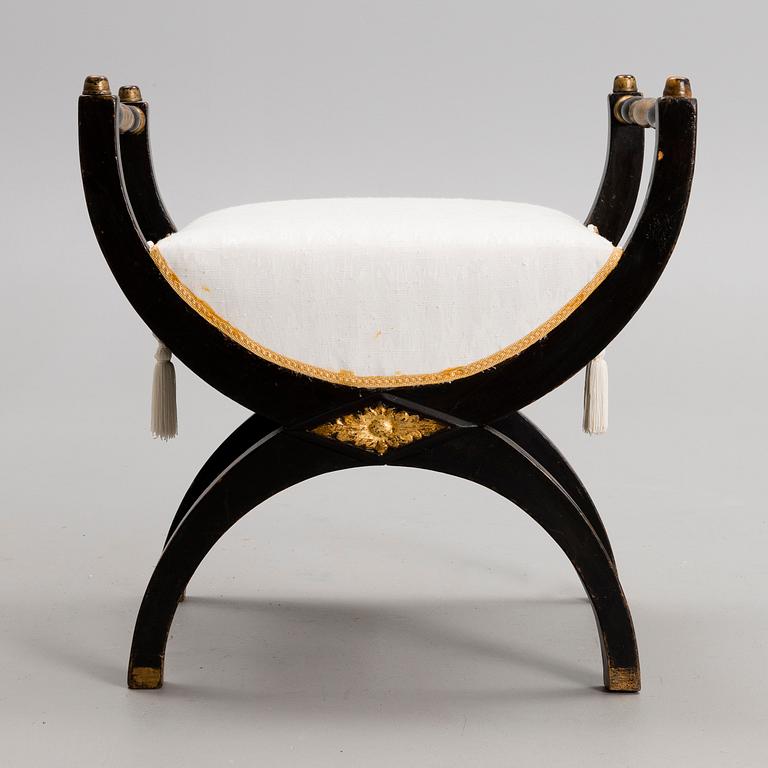 TABURETT, mahogny, troligen Ryssland, 1800-talets början.