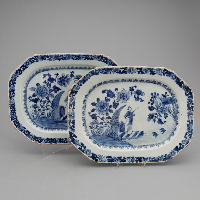 STEKFAT, ett par, porslin, Kina, Qianlong (1736-95).