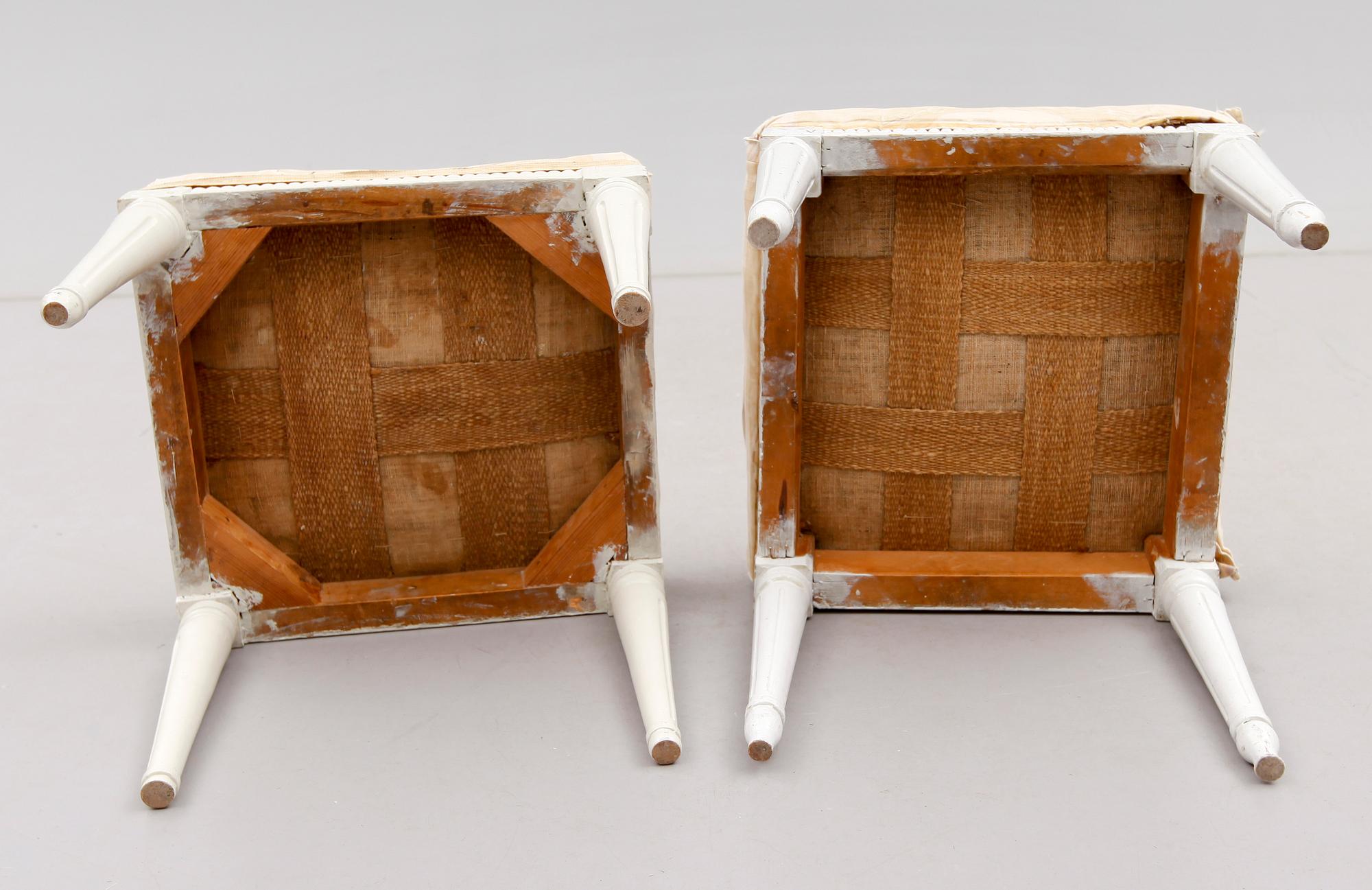 TABURETTER, 2 st, snarlika, gustavianska, varav 1 signerad IHS (Johan Hammarström).