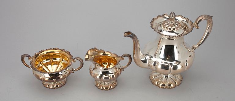 KAFFESERVIS, 3 delar, silver, rokokostil, Auran Kultaseppä, Åbo 1961-1963. Tot. vikt ca 948,5 g.