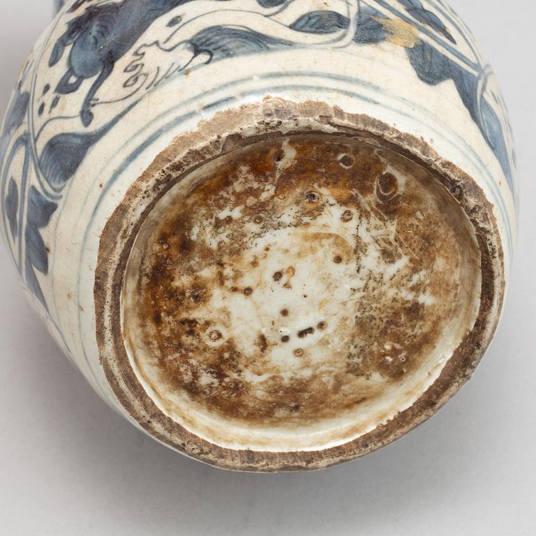 A blue and white kalebass shaped vase, Ming dynasty (1368-1644).