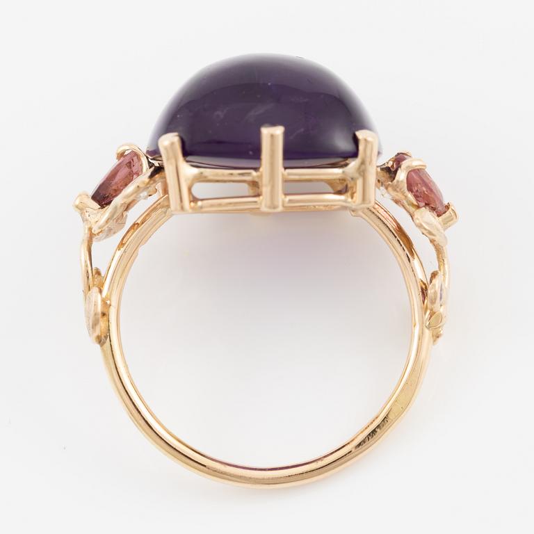 Ring, Mandelstam, 18K guld  med cabochonslipad ametist, turmaliner och briljantslipade diamanter.