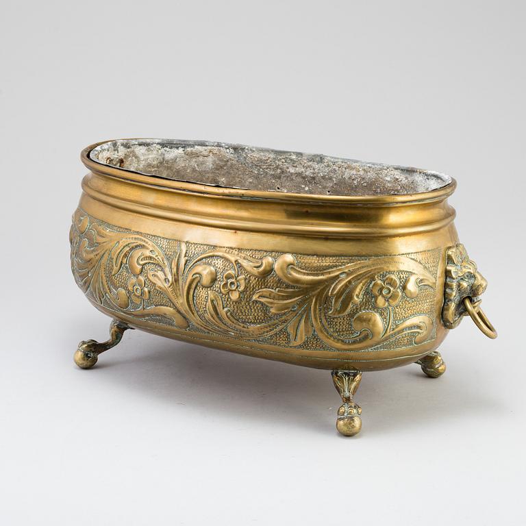 AN EARLY 19TH CENTURY BRASS JARDINIERE.