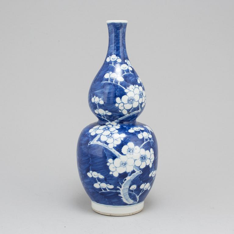 A blue and white double gourd vase, Qing dynasty, circa 1900.