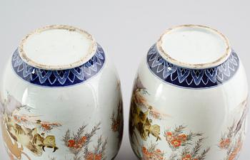 VASER, 1 par, porslin, Japan, 1900-talets första hälft.