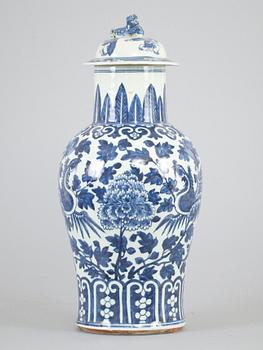 URNA, porslin, Kina, 1900-talets första hälft.