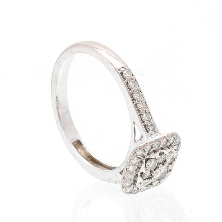 Ring in 18K white gold with round brilliant-cut diamonds.