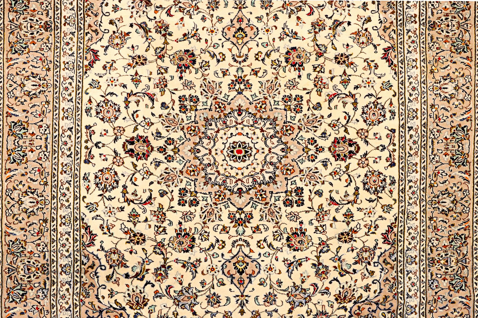 A Kashan carpet, c. 283 x 195 cm.