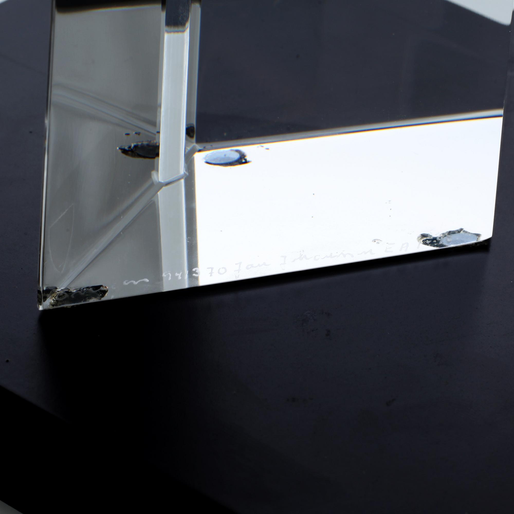 A signed glass sculpture bt Jan Johansson for Orrefors.